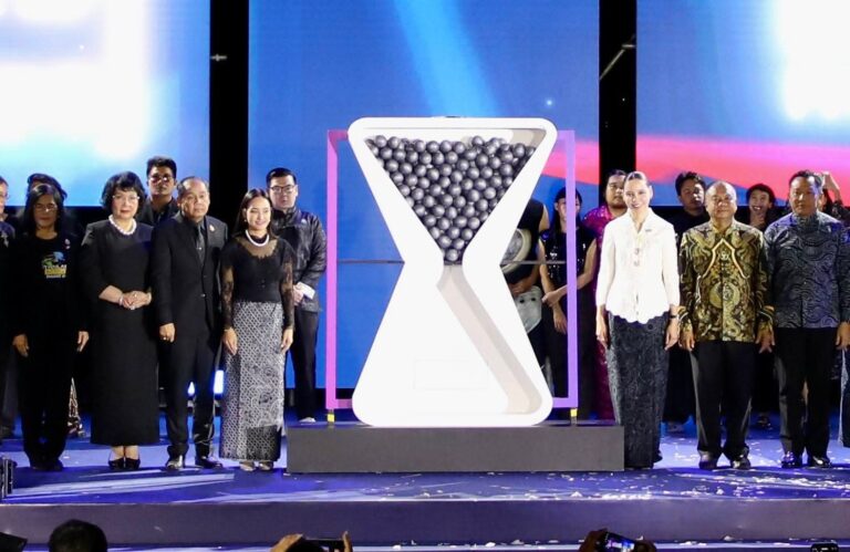 นายกรัฐมนตรี “อนุทิน” มอบหมาย “ซาบีดา”รัฐมนตรีวัฒนธรรมเปิด“มหกรรมศิลปะร่วมสมัยนานาชาติ Thailand Biennale, Phuket 2025”อย่างสง่างาม น้อมถวายอาลัยแด่สมเด็จพระนางเจ้าสิริกิติ์ พระบรมราชินีนาถ พระบรมราชชนนีพันปีหลวง รมว.วธ. เชิญชวนนักเรียน นักศึกษา ประชาชน นักท่องเที่ยวต่างชาติเที่ยวชมผลงานศิลปะร่วมสมัย 65 ศิลปิน/กลุ่มศิลปินไทย-ต่างชาติทั่วโลกใน 19 พื้นที่ ร่วมกิจกรรม-ชมนิทรรศการศิลปะ 13 ศาลาทั่วภูเก็ต ตั้งแต่ 29 พ.ย.68 – 30 เม.ย.69 คาดมีผู้เข้าชม 3 ล้านคน เงินสะพัด 3 หมื่นล้านหนุนเศรษฐกิจชาติ